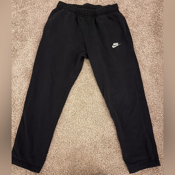 Mens or women’s Nike size medium black sweatpants!! - Picture 1 of 3